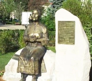 Наш скулптор извая трънската певица Гюрга Пинджурова