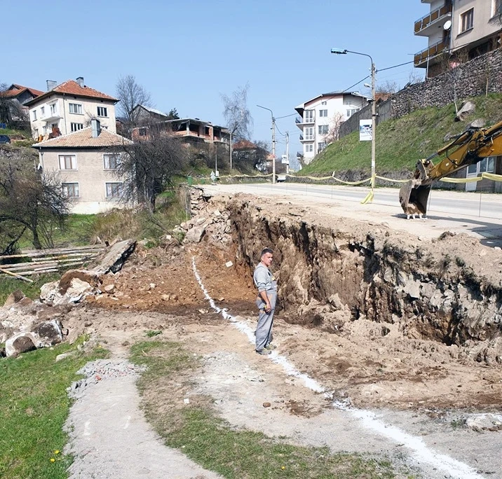 Възстановяват подпорна стена