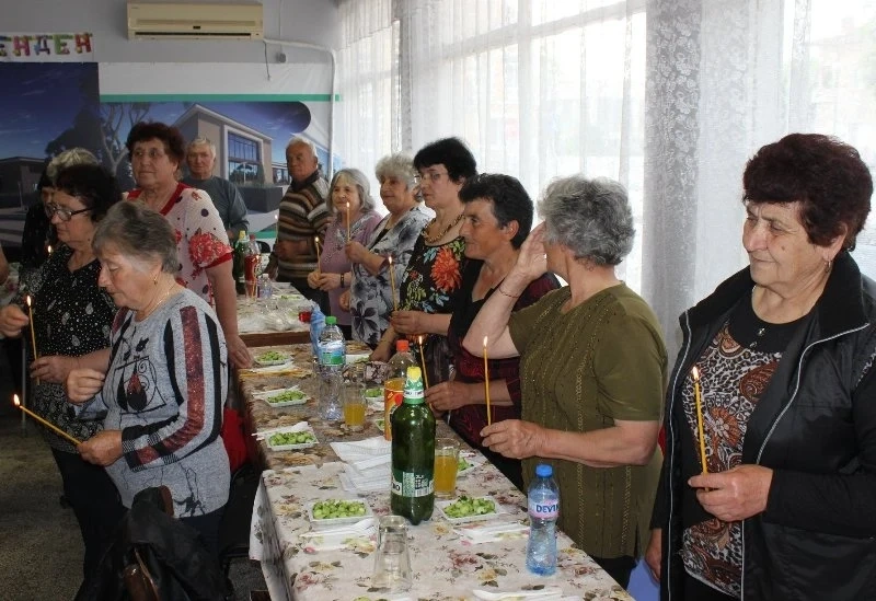 Пенсионери празнуваха юбилей, кметове ги зарадваха с кафе машина