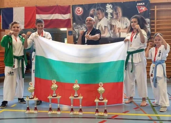 Две златни купи и два бронза от Швейцария за каратеките на „Торнадо”
