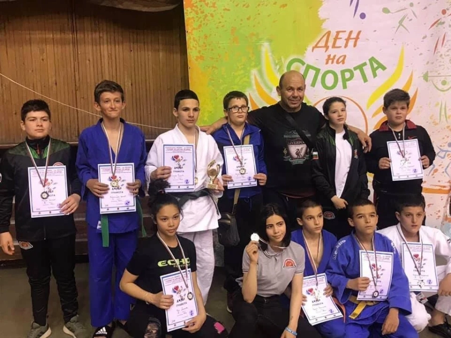 Отборна шампионска титла за Кодокан и Спортното училище в джудото