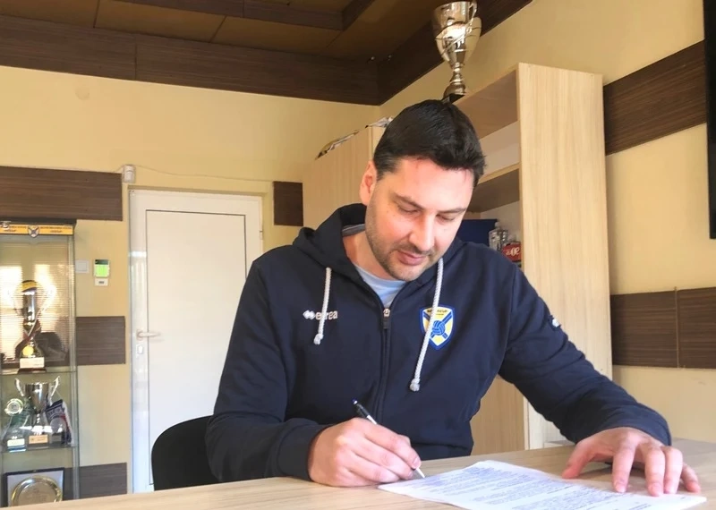 Атанас Петров преподписа с управата на ВК Хебър