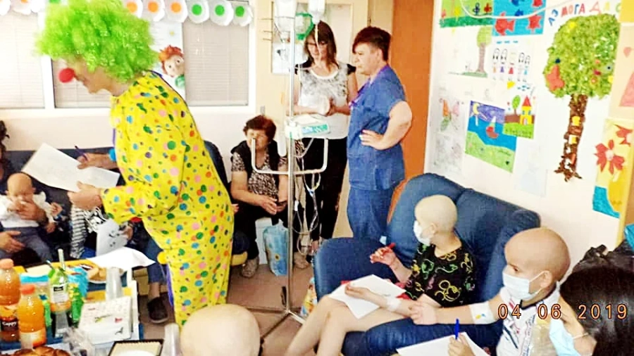 Зарадваха с подаръци и прегръдки деца в Онкохематологията