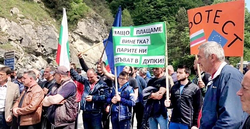 Протестиращите от Нова махала: Искаме път, а не отбиване на номера с кръпки!