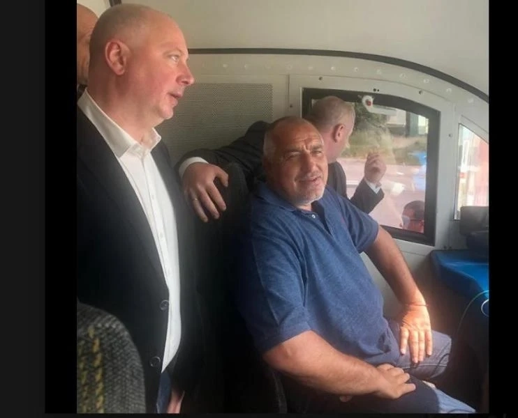 Бойко след като подкара влака: Огледах пазарджишката гара, пътникопотокът се е увеличил!