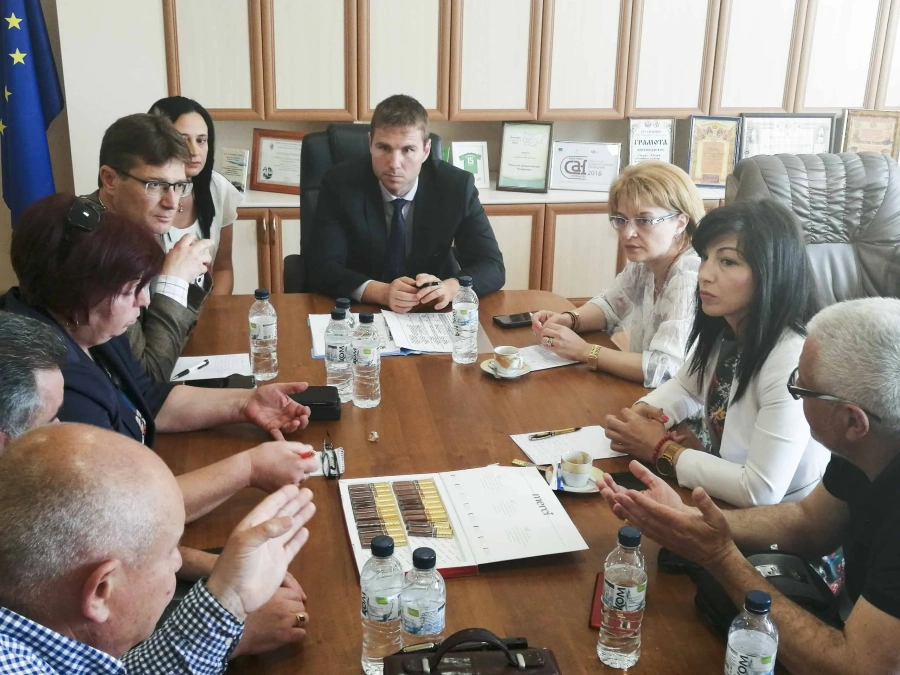 Областният управител Стефан Мирев се срещна с ръководството на МРРБ за ремонта на пътя за Нова Махала и Фотиново