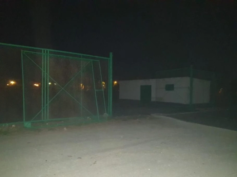 Метална врата затисна малко дете в училище