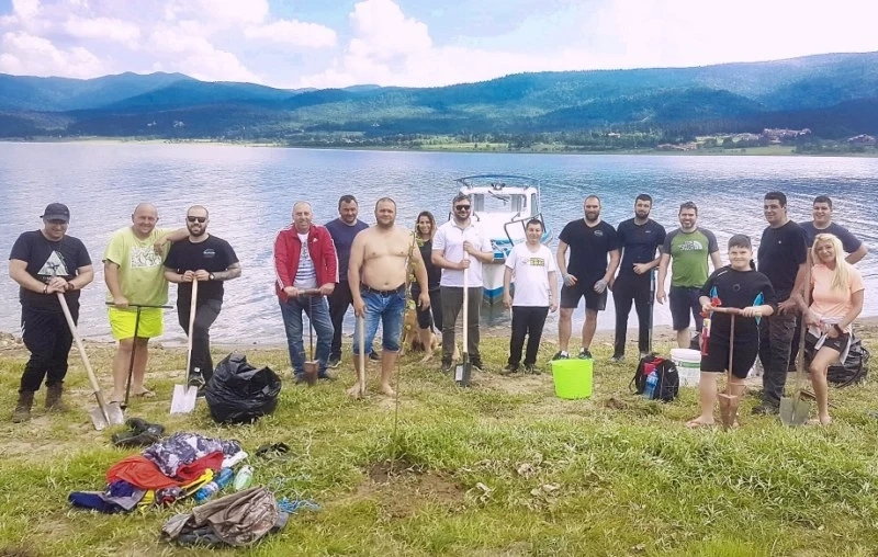 Доброволци залесиха с над 800 дръвчета острова на язовир „Батак”