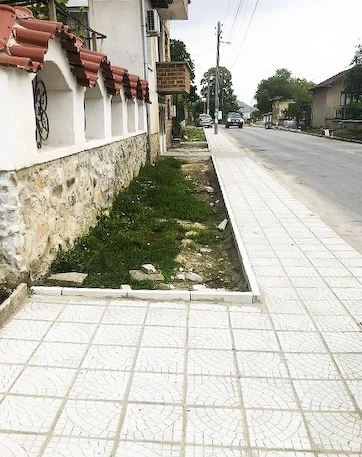Изграждат тротоари в село