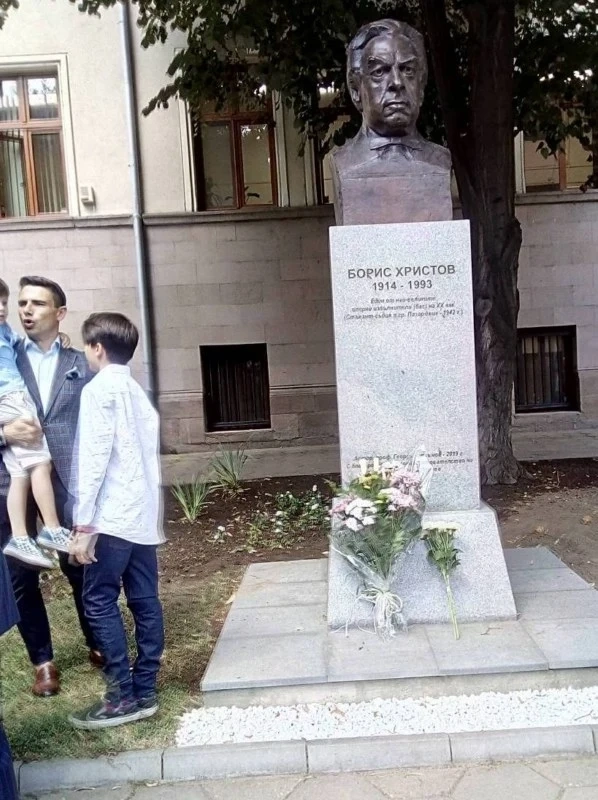 Паметникът на Борис Христов извиси ръст в областния град