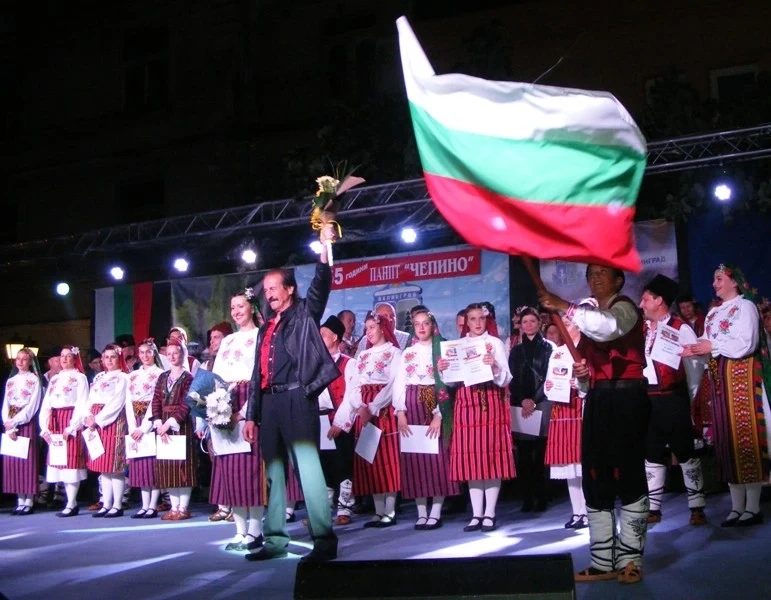 Наши танцьори в Международния фолклорен фестивал в Пловдив, той идва и в Пещера