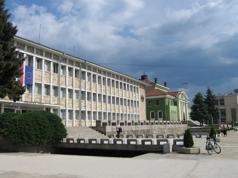 Изплащат стипендиите на даровитите деца в общината