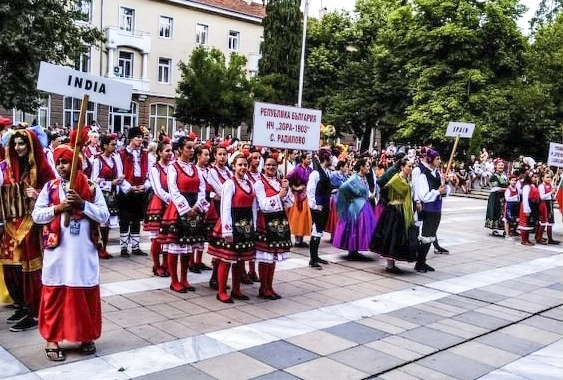 С песните и танците на далечни народи