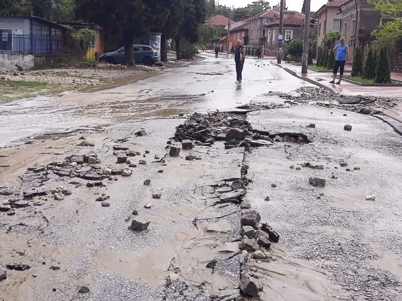 Ремонтират главната улица във Ветрен