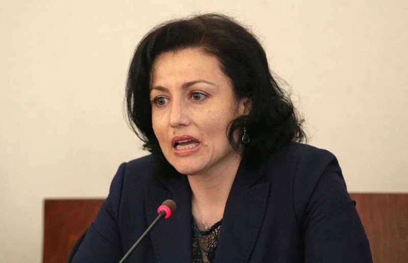 Министър Танева идва да озаптява кметовете заради прасетата?