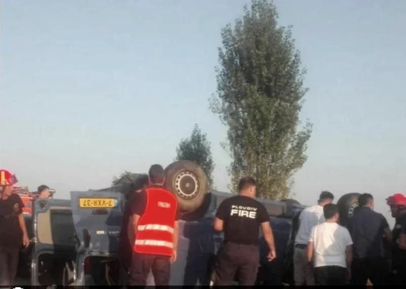 Бус с хора се обърна на АМ \