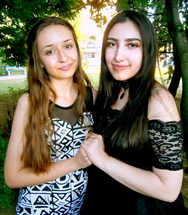 Дарина и Алиса чистят, възрастни им се карат