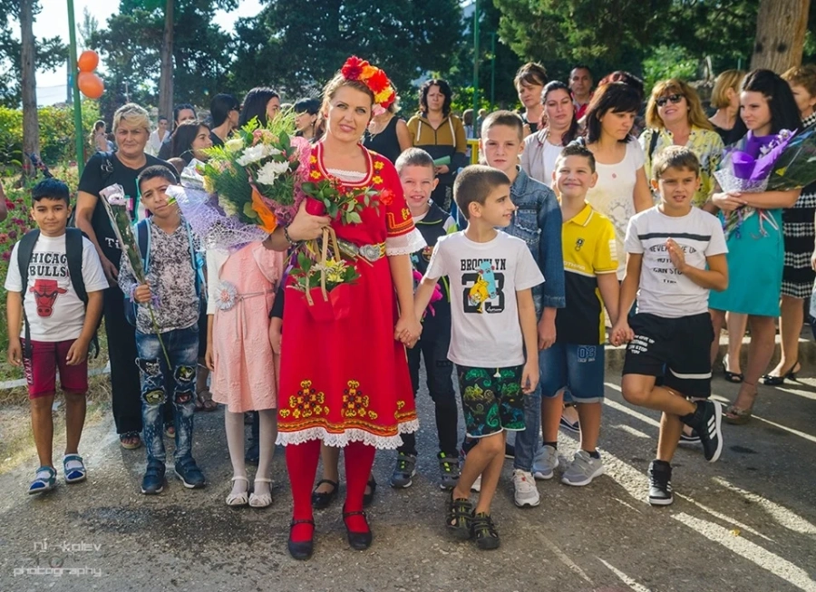 Учителка с народна носия в първия учебен ден