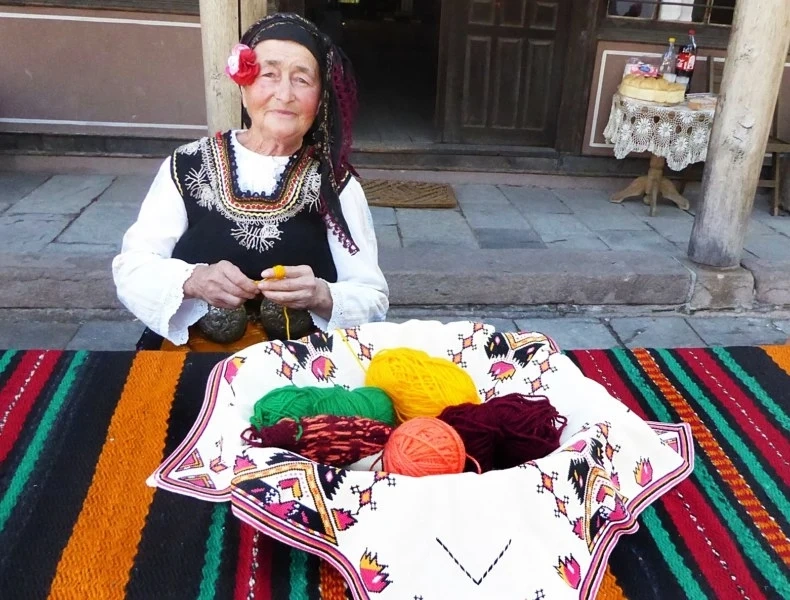 Майсторка от Елшица плете шарени чорапи, сади китки в стари обувки