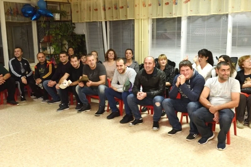 И татковци участваха в представление за Седмицата на бащата в ДГ „Здравец”