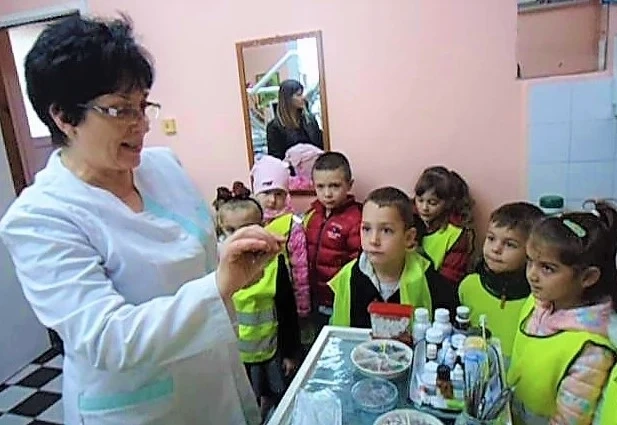 Деца влизат в лекарски кабинети и кухни, избират си професия