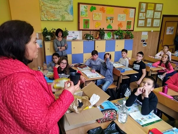 Фондация дари 750 образователни комплекта на децата
