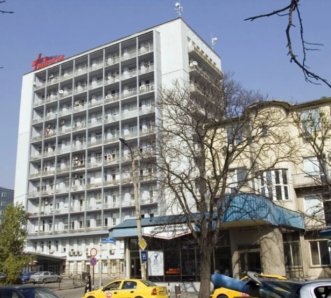 Малко момиче падна в дупка с вряща вода