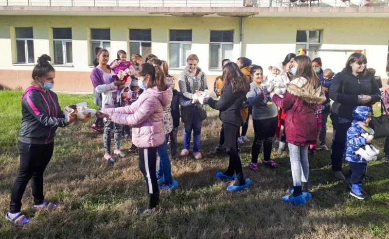 Подари играчка на болно дете