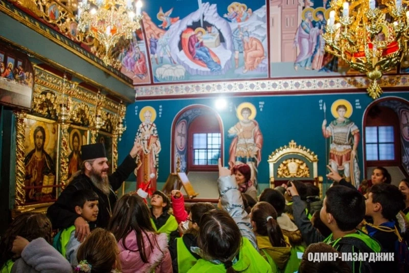 Малчуганите от Детските полицейски управления - на гости в местните храмове