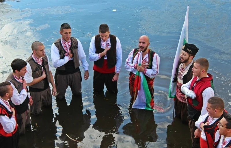 Храбреците в Панагюрище, извадили кръста от водата, даряват парите си на болно дете