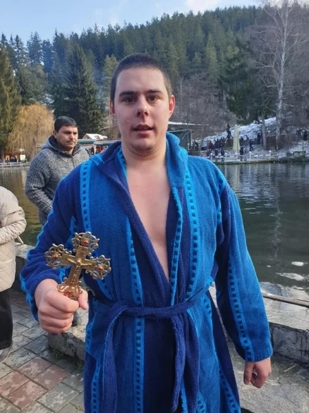 И момиче скочи за Богоявленския кръст в спа столицата