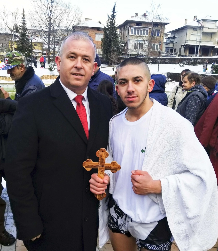 Костадин Тахов за втори път хвана кръста в Пещера