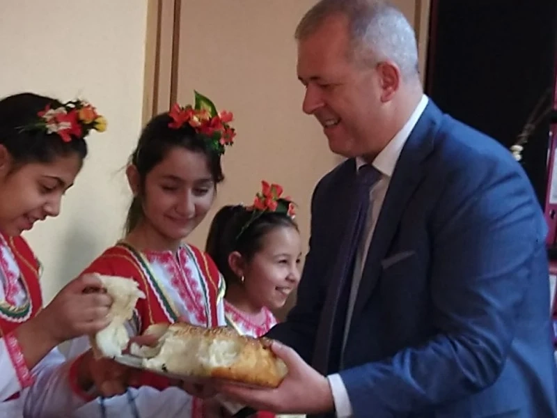 Четвъртокласници сурвакаха кмета Младенов за Банго Васил