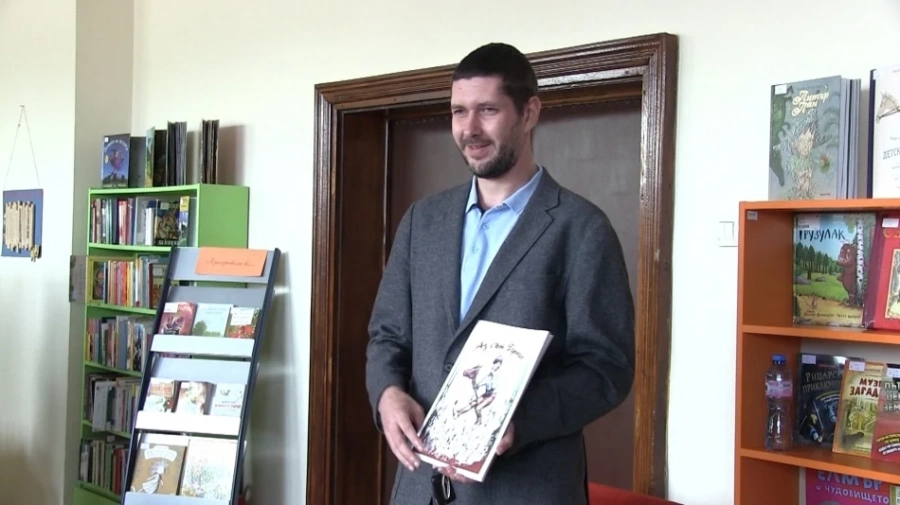 Млад автор представи детска книжка в наши читалища