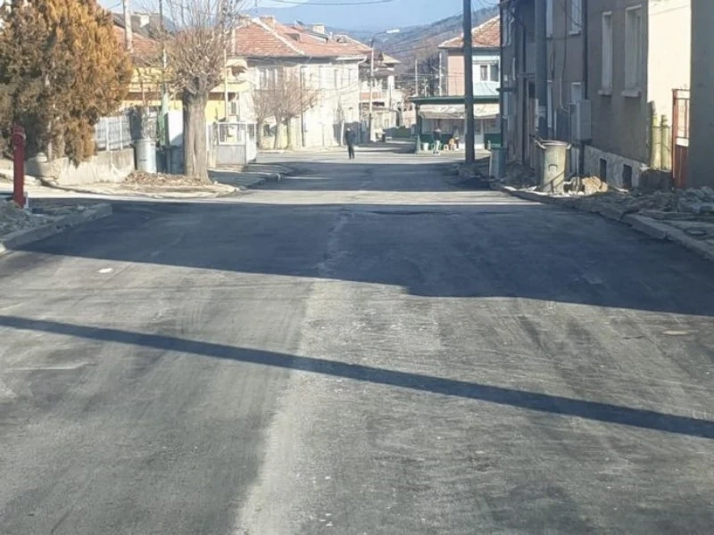 Приключва асфалтирането на улица „Буков дол”