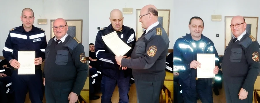 Четирима наградени огнеборци, помогнали болен възрастен мъж да бъде свален до линейката