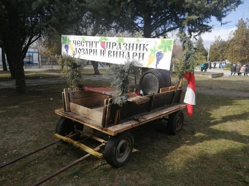 Областният управител празнува с лозарите и винарите във Ветрен, Карабунар и Мененкьово