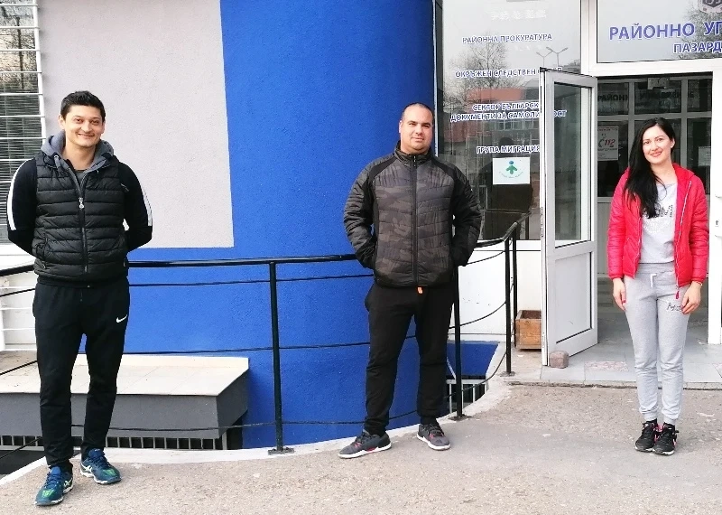 Млади хора намериха дамска чанта и тя се върна при притежателката си