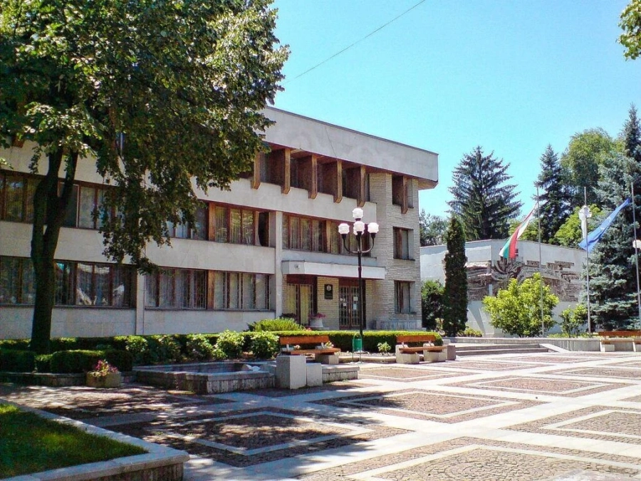 Собственичка на магазини дари 300 пакета с храни