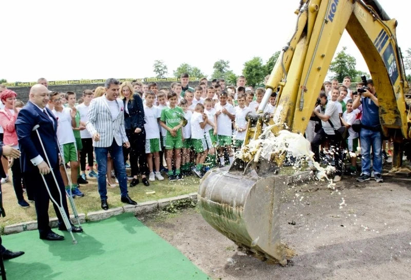 „Хебър” и Общината пускат проект за осветление на стадиона