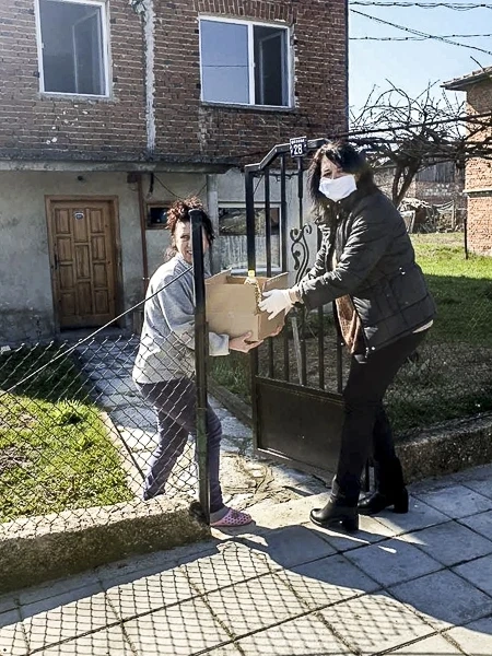 БЧК с помощта на общината раздава по 30 кг хранителни продукти по домовете на нуждаещи се