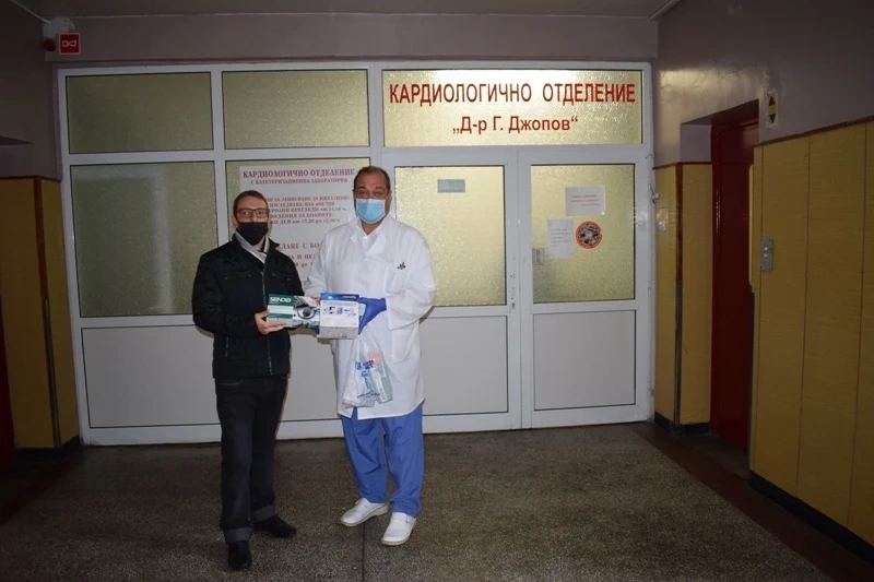 Млад пациент дари на Кардиологията апарати за кръвно налягане, персоналът на ветренско училище отдели от заплатите си за болницата