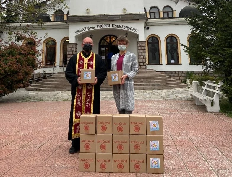 Пазарджишка фирма дари на храмовете в Пазарджишка, Пещерска и Панагюрска духовна околия почистващи спрейове