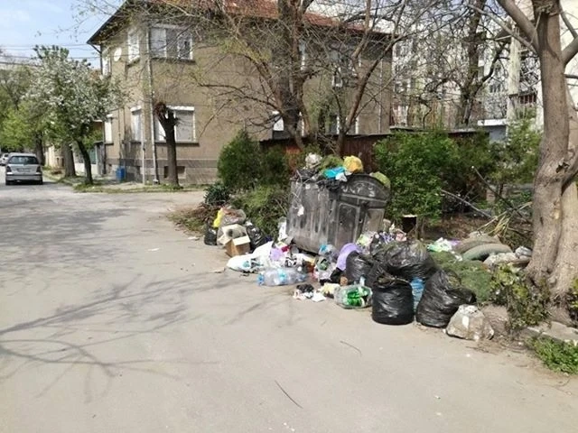 Великденското чистене задръсти улиците с боклук