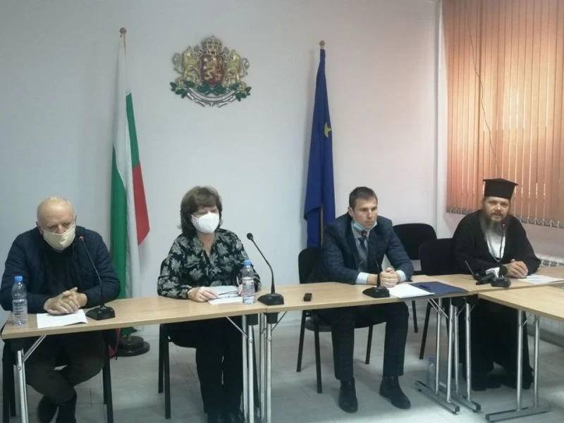 Раздават маски на входа на църквите