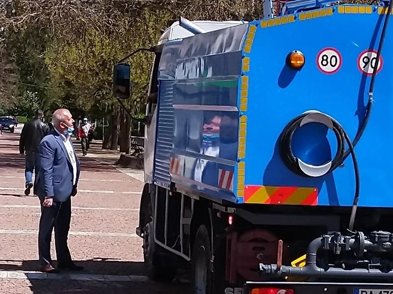 В Пещера първо мият улиците, после дезинфекцират