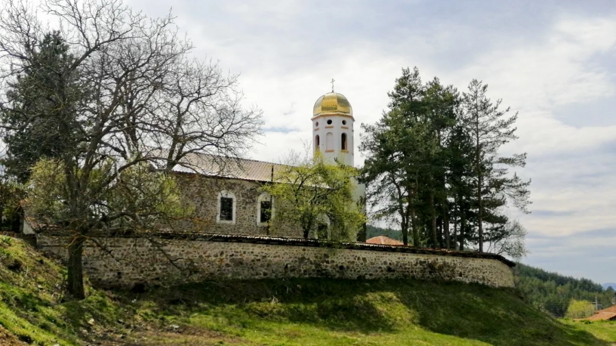 Семейство Дуракови реставрира църквата за Великден
