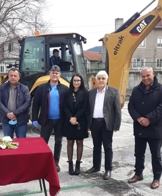 Първа копка на спортна площадка в училището в Дорково