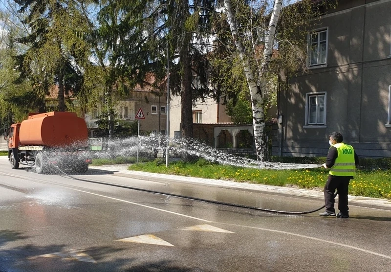 Дезинфекцията на улиците в спа столицата върви паралелно с косенето