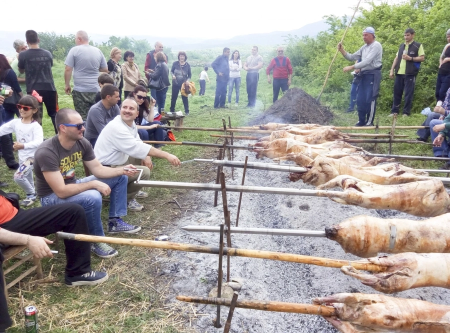 Гергьовден без танци, но с чевермета на закрито